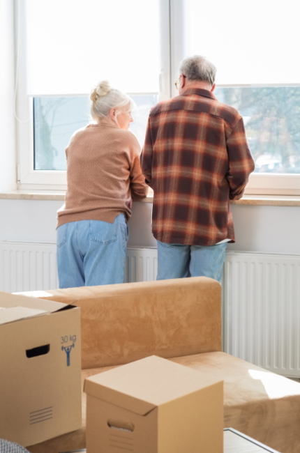 Un couple vient de déménager dans leur nouvelle maison