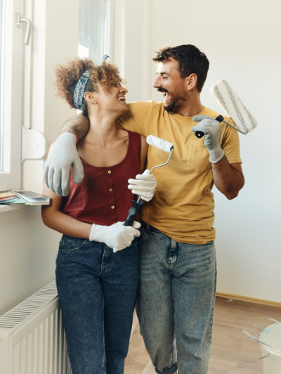 Jeune couple achetant leur première maison
