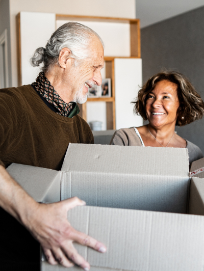 Couple prêt à emménager pour leur retraite