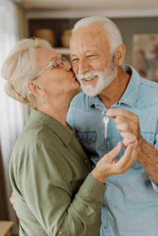 Un couple heureux d'avoir acheté une nouvelle maison